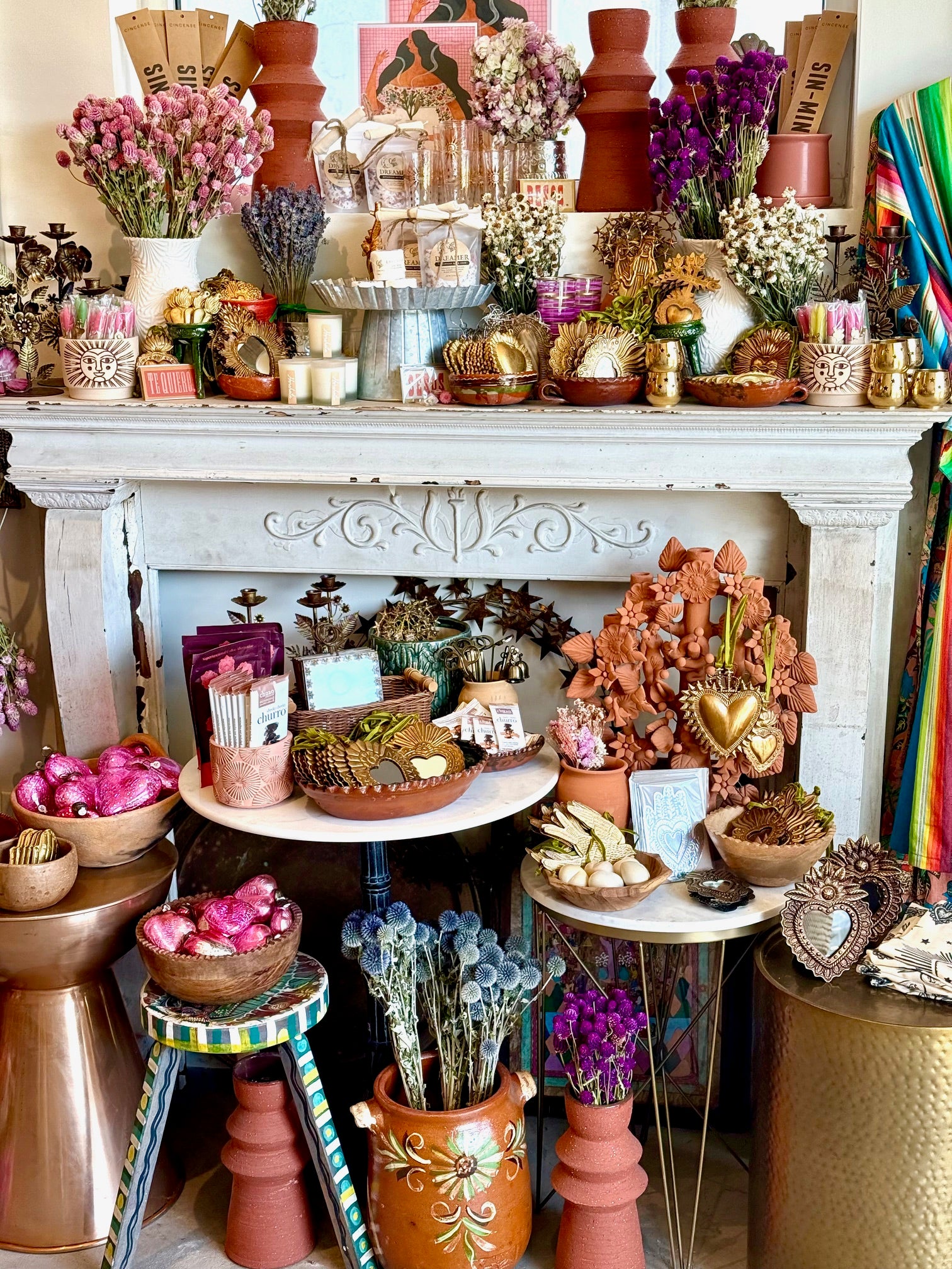 photo of mantle display inside Casa Palma Dulce