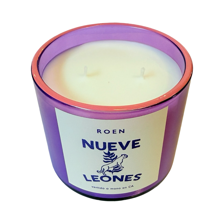 Top view of purple candle jar with branded label that reads "Roen - Nueve Leones - Vertido a mano en CA"