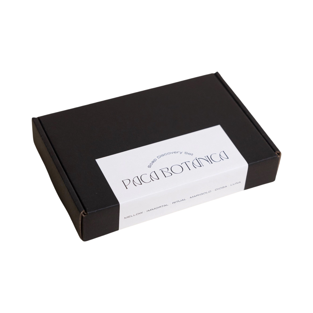 black box with a white branded label. Brand: Paca Botánica
