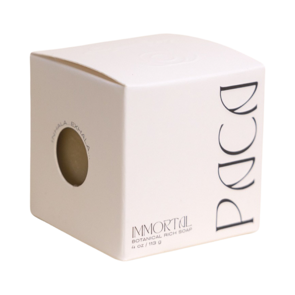 white branded cube box with black lettering. Brand: Paca Botánica